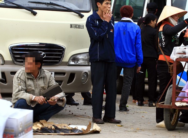 Những người bán dao kèm cả "hàng nóng" ở chợ Đông Kinh.